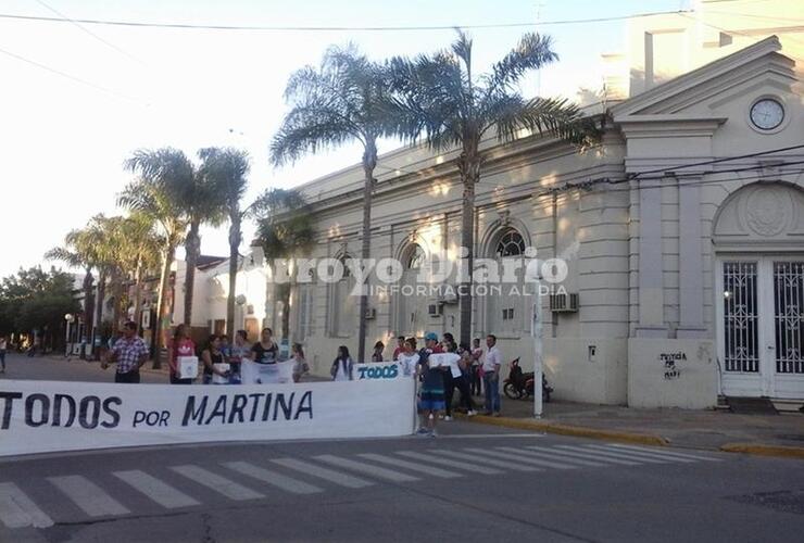 La marcha tuvo como punto de concentración la esquina de la municipalidad.