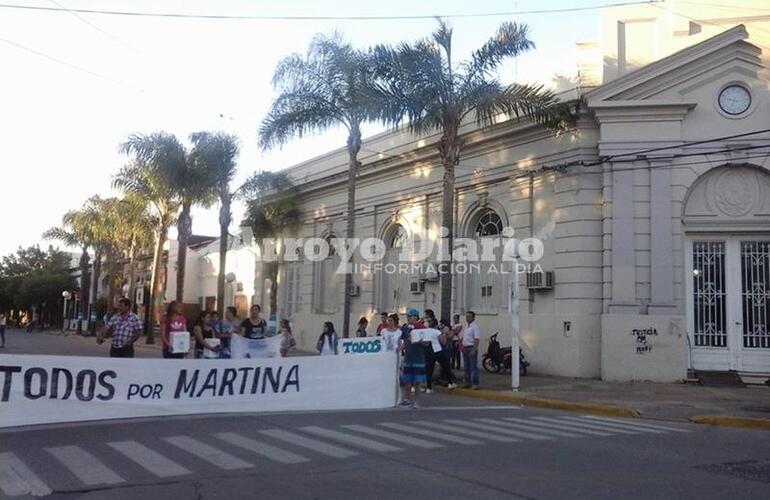 La marcha tuvo como punto de concentración la esquina de la municipalidad.