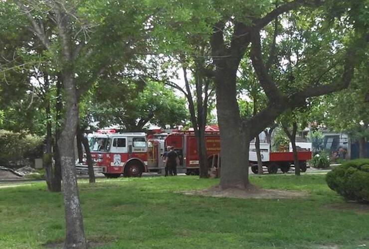 Los bomberos ayer recorriendo el Barrio Güemes con la venta de los números para el sorteo. La imagen fue tomada por un vecino.