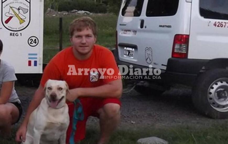 El bombero Mauricio Polinesi junto a Mack