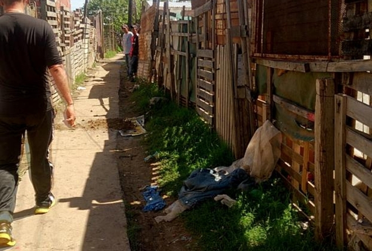 Los vecinos que viven en el pasillo de Maradona y Campbell, donde ocurrió el crimen, hoy intentaban volver a la normalidad. Foto La Capital: Celina M. Lovera