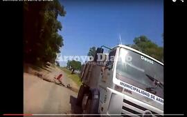 Imagen de Reclamo, corte de calle y momento de tensi&oacute;n en barrio El omb&uacute;