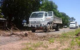 Los vecinos colocaron ramas y troncos sobre el camino para impedir el paso de los veh&iacute;culos.