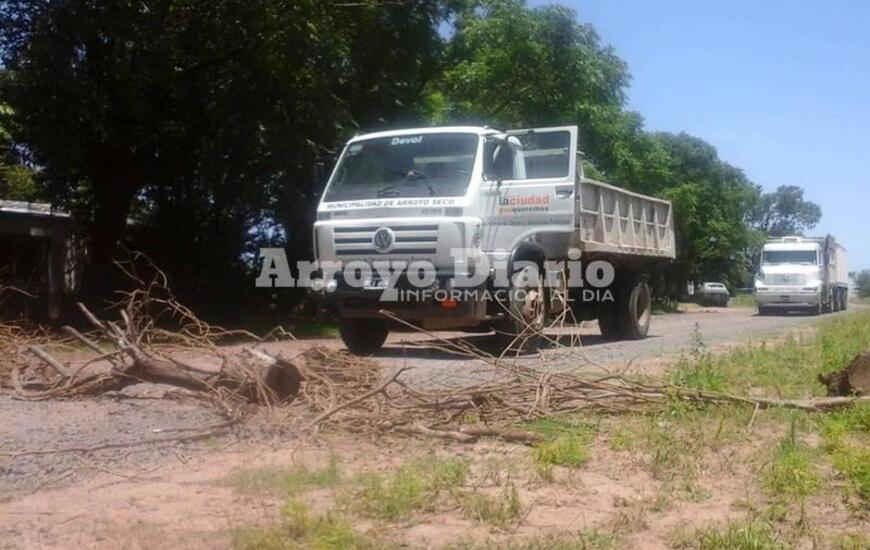 Los vecinos colocaron ramas y troncos sobre el camino para impedir el paso de los veh&iacute;culos.