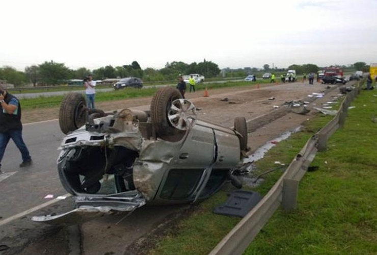 El Renault Symbol quedó totalmente destrozado sobre la traza de la autopista. Foto: S. Suárez Meccia