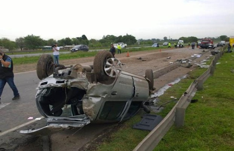 El Renault Symbol quedó totalmente destrozado sobre la traza de la autopista. Foto: S. Suárez Meccia