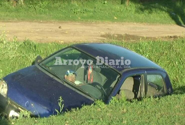 Uno de los ocupantes del rodado se quedó durmiendo en el vehículo para cuidar del mismo.