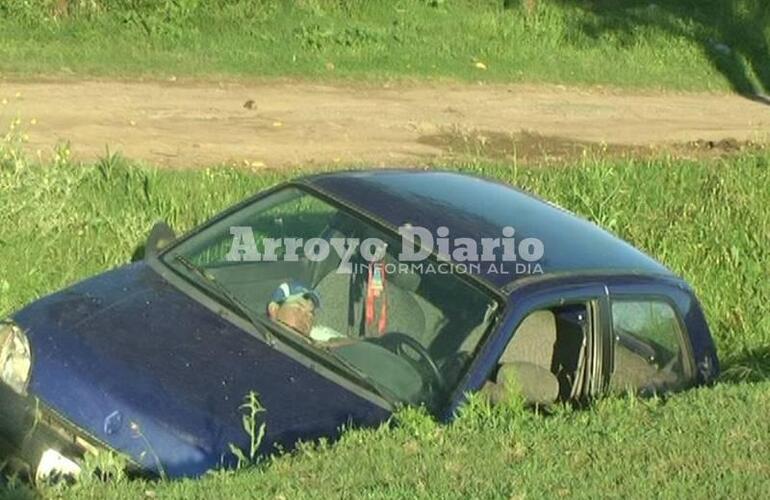 Uno de los ocupantes del rodado se quedó durmiendo en el vehículo para cuidar del mismo.