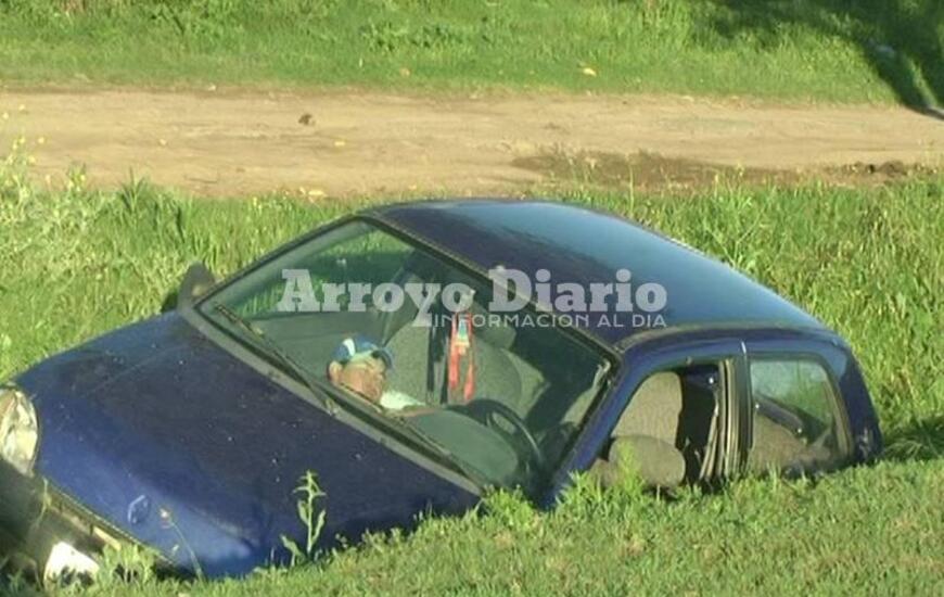 Uno de los ocupantes del rodado se qued&oacute; durmiendo en el veh&iacute;culo para cuidar del mismo.