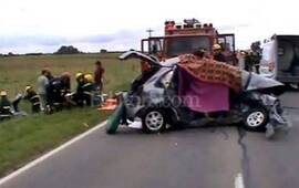 Así quedó el auto tras impactar de frente con el micro. Foto: El Litoral