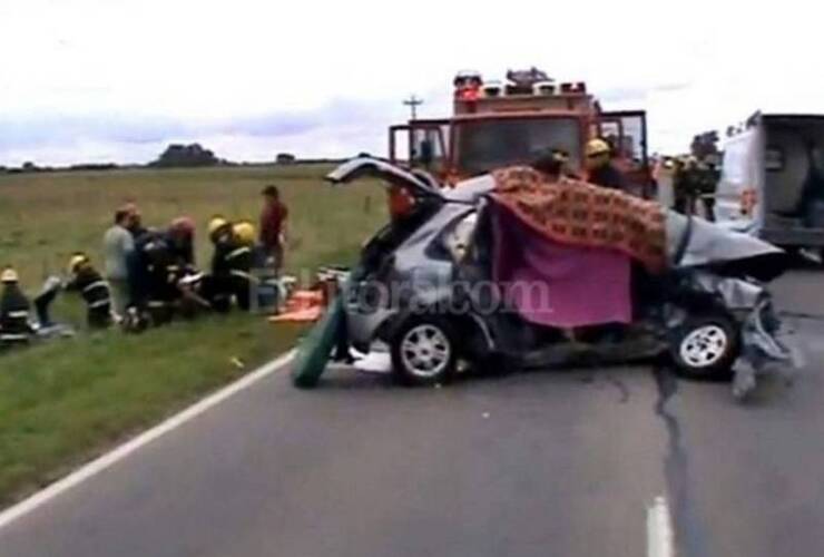 Así quedó el auto tras impactar de frente con el micro. Foto: El Litoral