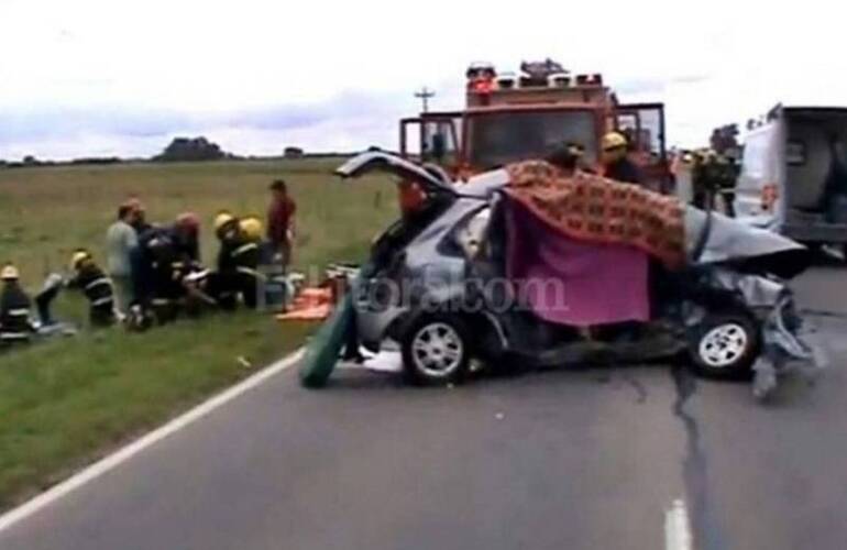 Así quedó el auto tras impactar de frente con el micro. Foto: El Litoral