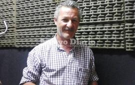 Horacio Garzia en los estudios de Radio Extremo 106.9