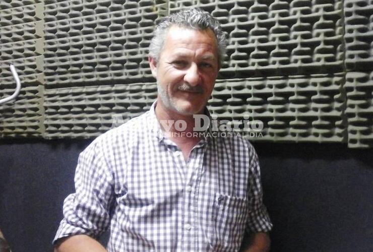 Horacio Garzia en los estudios de Radio Extremo 106.9