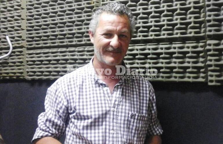 Horacio Garzia en los estudios de Radio Extremo 106.9