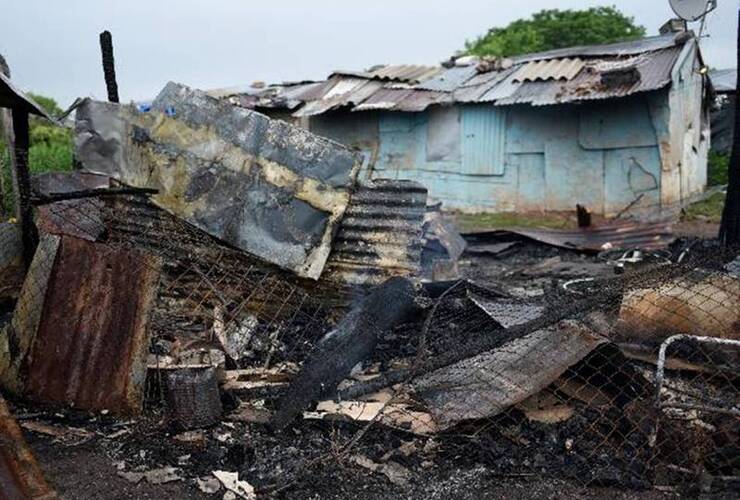 Los restos calcinados de la casa donde vivía Betina y su familia. El incendio ocurrió el 12 de noviembre. Foto La Capital: Celina M. Lovera