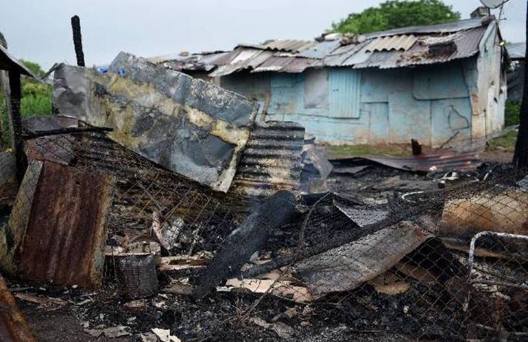 Los restos calcinados de la casa donde vivía Betina y su familia. El incendio ocurrió el 12 de noviembre. Foto La Capital: Celina M. Lovera