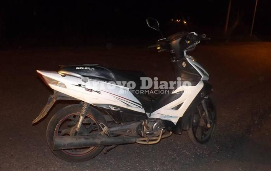Esta es la moto en la que circubalan los jóvenes que se accidentaron.