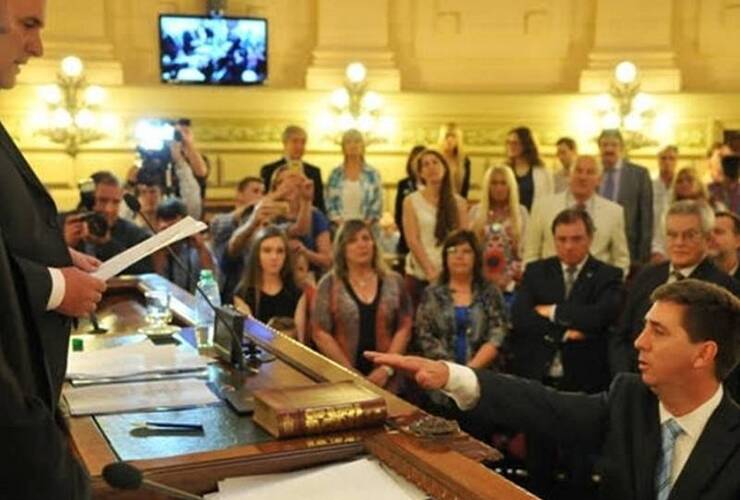 Pirola juró como presidente provisional del Senado. Foto: Senado Santa Fe