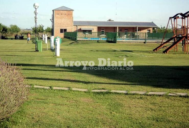 Imagen de Empleados de Comercio con ingreso a camping SMATA Arroyo Seco