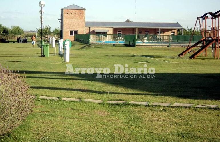 Imagen de Empleados de Comercio con ingreso a camping SMATA Arroyo Seco