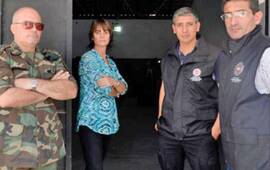 El jefe de la TOE, la fiscal Trossero y agentes de la PDI, en un allanamiento.