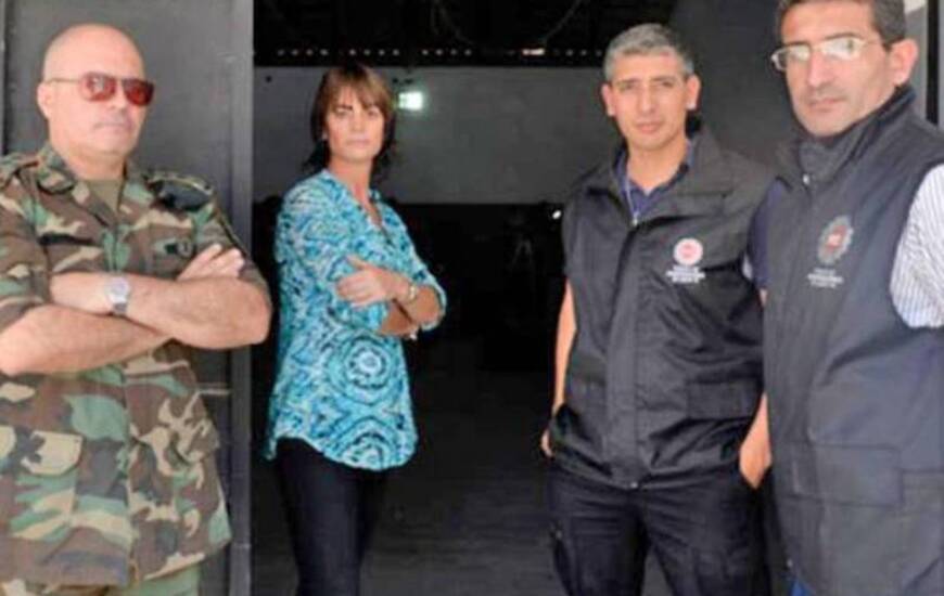 El jefe de la TOE, la fiscal Trossero y agentes de la PDI, en un allanamiento.