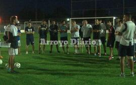 Charla de Gabriel Santos DT ultimando detalles y el equipo concentrado.