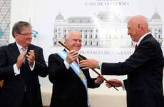 Imagen de Lifschitz recibió la banda y el bastón de mando en la Casa Gris