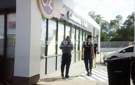 Personal policial llegaba al lugar tras el suceso.