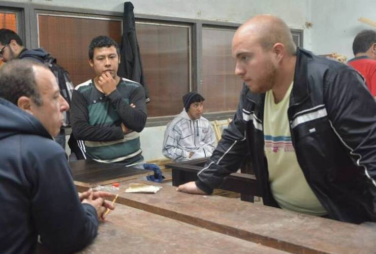 Imagen de Polinesi entregó subsidio a la Escuela Primaria Nocturna Nro. 78 Flor de Ceibo.