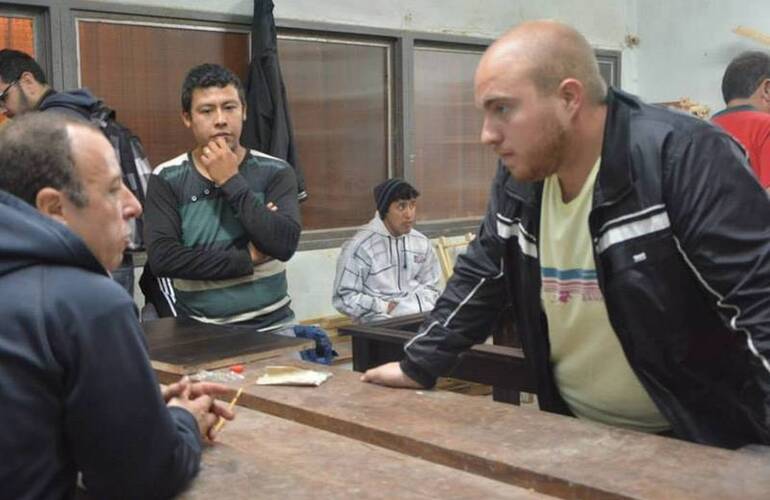 Imagen de Polinesi entregó subsidio a la Escuela Primaria Nocturna Nro. 78 Flor de Ceibo.