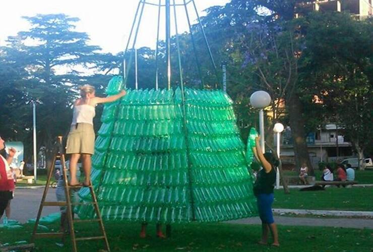 Imagen de Va tomando forma: novedoso árbol de navidad en la Plaza