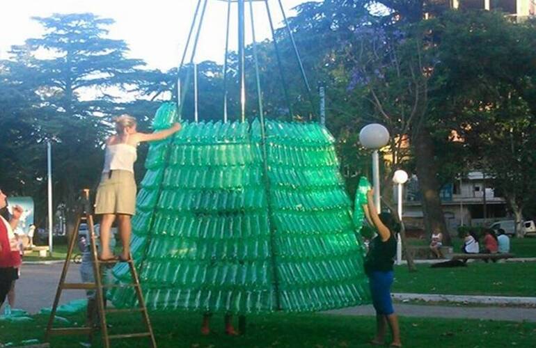 Imagen de Va tomando forma: novedoso árbol de navidad en la Plaza