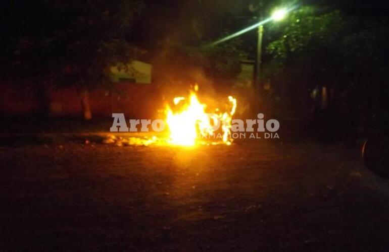 Imagen de Vandalismo y salida de bomberos.