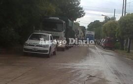 Los camiones intentando circular por calle Rivadavia