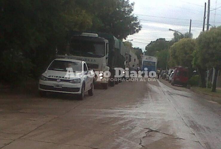 Los camiones intentando circular por calle Rivadavia