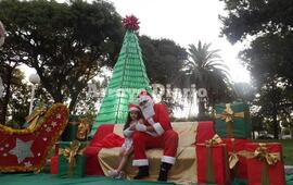 Pap&aacute; Noel se tom&oacute; fotos con todos los chicos