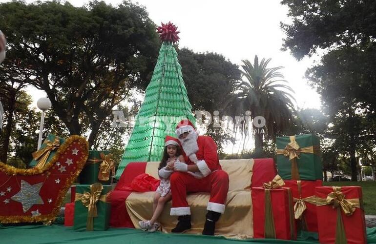 Papá Noel se tomó fotos con todos los chicos