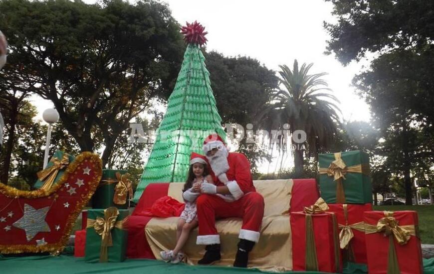 Papá Noel se tomó fotos con todos los chicos