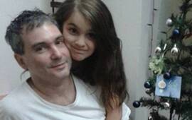 Luciana y su papá Juan Pablo esperan juntos la Navidad.