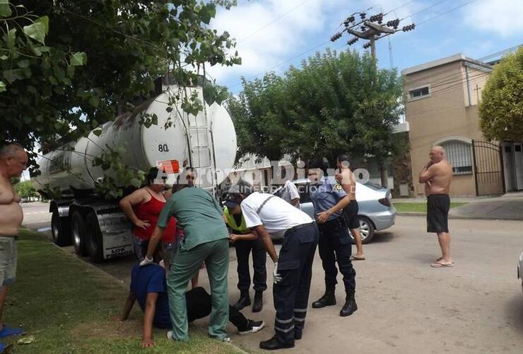 Imagen de Chocó contra acoplado estacionado en vía pública