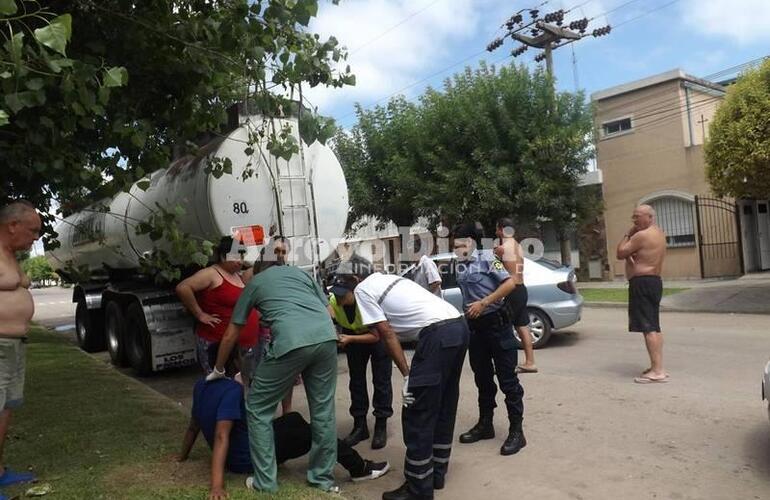 Imagen de Chocó contra acoplado estacionado en vía pública