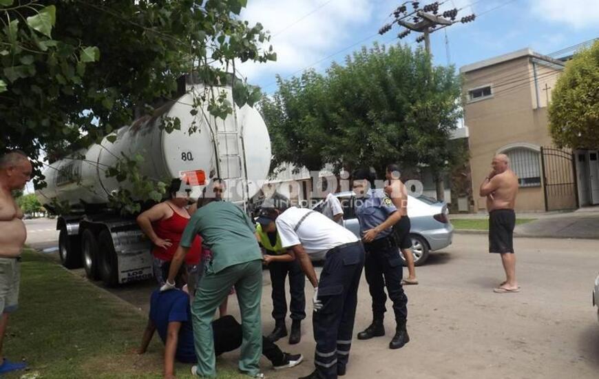 Imagen de Chocó contra acoplado estacionado en vía pública