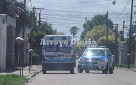 Personal del Comando Radioeléctrico se hizo presente en el domicilio y el SIES atendió al hombre que recibió el puntazo en el pecho.