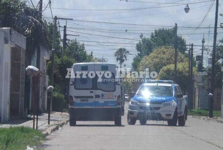 Personal del Comando Radioeléctrico se hizo presente en el domicilio y el SIES atendió al hombre que recibió el puntazo en el pecho.