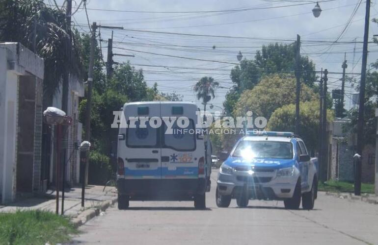 Personal del Comando Radioeléctrico se hizo presente en el domicilio y el SIES atendió al hombre que recibió el puntazo en el pecho.