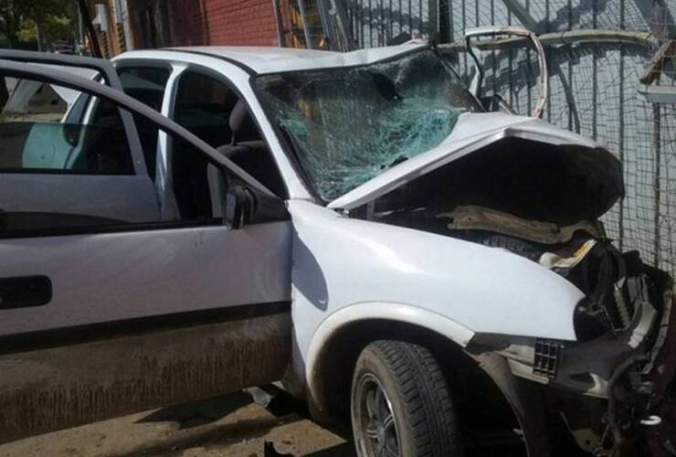 Así quedó el auto en el que murió una mujer tras persecución policial. Foto: Fernanda Rubio/Rosario3.com