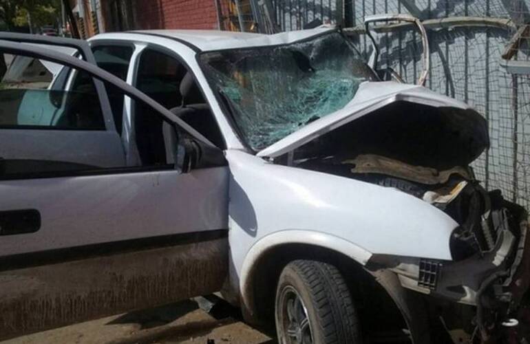 Así quedó el auto en el que murió una mujer tras persecución policial. Foto: Fernanda Rubio/Rosario3.com