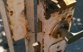 Violentaron la puerta de ingreso. Foto: Notilagos